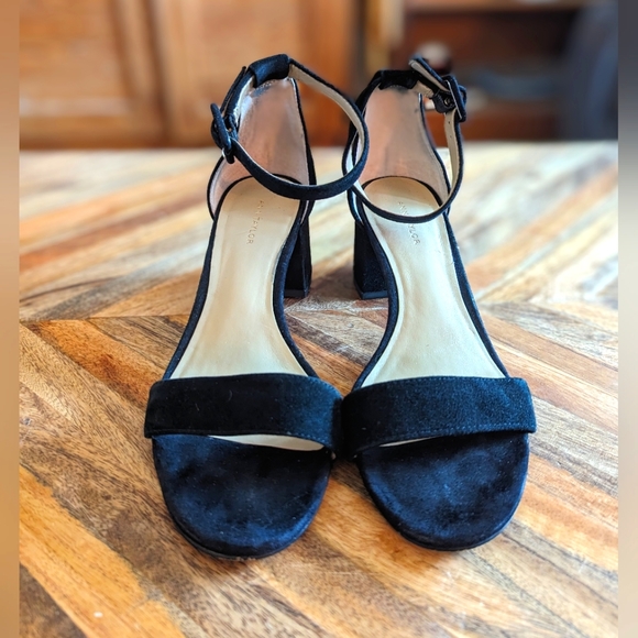 Ann Taylor Black Suede Block Heel Sandal Size 6 Like New Condition - Picture 2 of 4